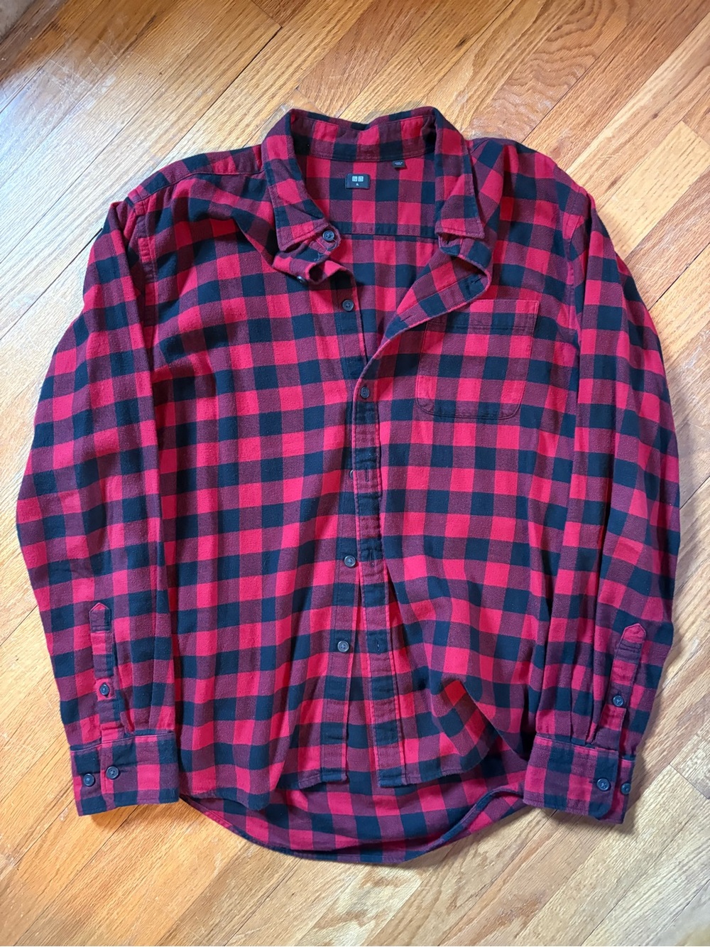 Uniqlo Men's Red & Black Check Flannel Shirt - Classic Plaid Button-Up